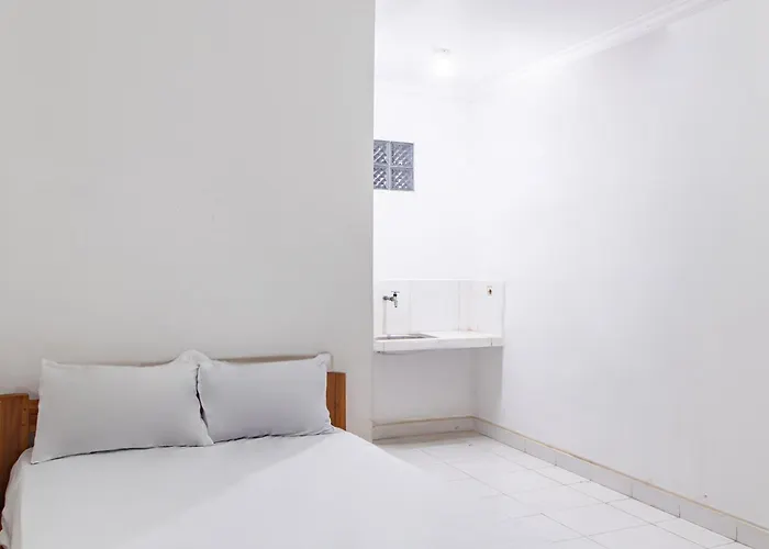 ホテル Oyo Life 93504 Kost Krisna Temukus