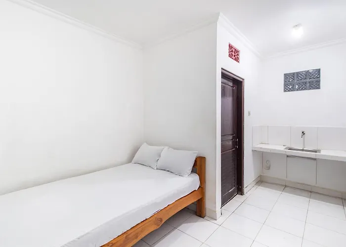 Oyo Life 93504 Kost Krisna ホテル 2*