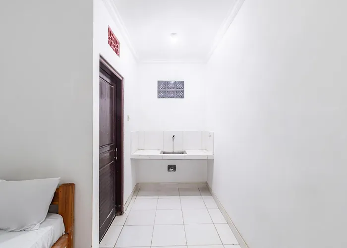 Oyo Life 93504 Kost Krisna Temukus