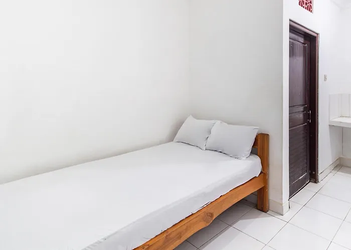 Oyo Life 93504 Kost Krisna