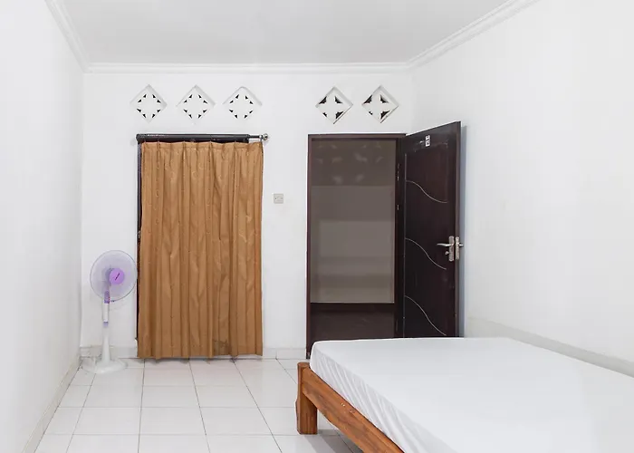 Oyo Life 93504 Kost Krisna ホテル