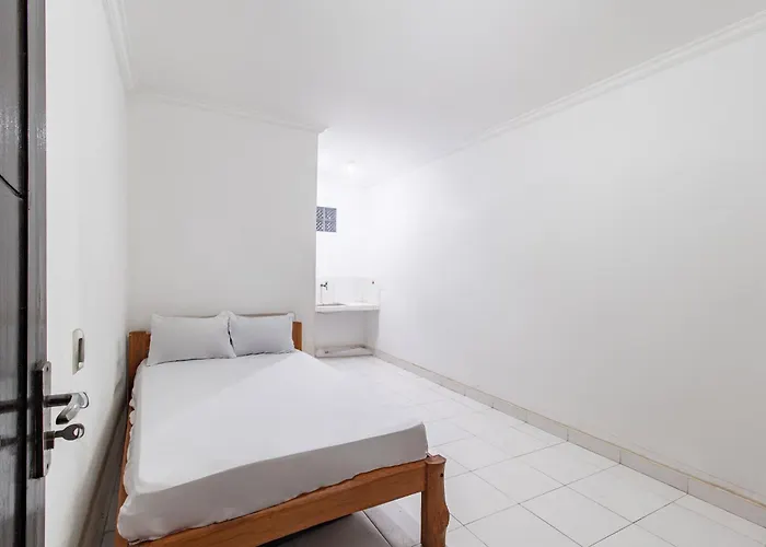 Oyo Life 93504 Kost Krisna 2*